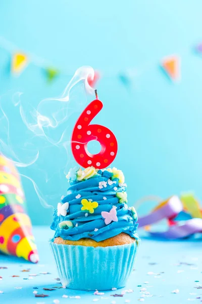 Sexto sexto cumpleaños cupcake con vela soplar out.Card maqueta . — Foto de Stock