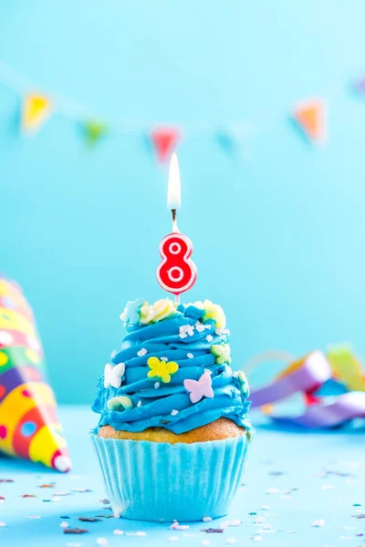 キャンドルの八 8 誕生日カップケーキ。カードのモックアップ. — ストック写真