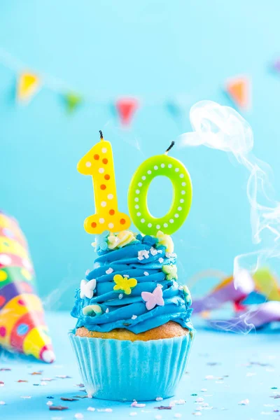 Décimo décimo cumpleaños cupcake con vela soplar out.Card maqueta . — Foto de Stock