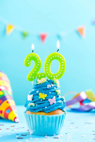 Двадцатый 20-й день рождения кекс со свечой. Карточный макет . — стоковое фото