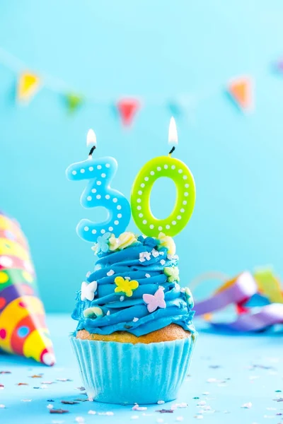 Тридцатый день рождения кекс со свечой. Карточный макет . — стоковое фото