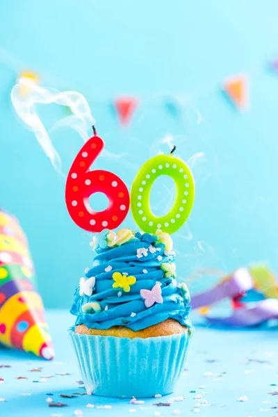 Sixtieth 60 doğum günü kek mum ile üfle. Kart mockup.