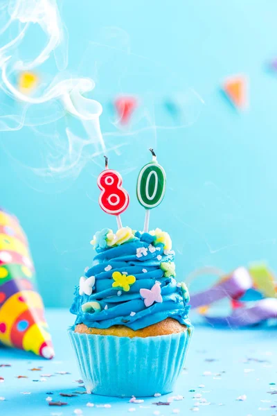 80 cumpleaños cupcake con vela sopla out.Card maqueta — Foto de Stock