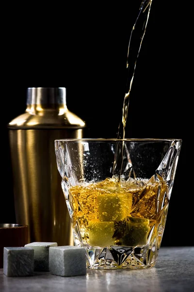 Nalévání alkoholu do sklenice na baru — Stock fotografie