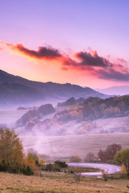 Sonbahar günbatımı Bieszczady Karpat Dağları Polonya