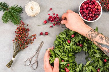 Dövmeli çiçekçi Noel ev Dekorasyo yapma tablo üzerinde çalışma