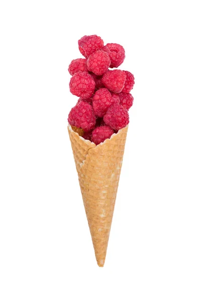 Cone de sorvete de waffle com frutas framboesa frescas — Fotografia de Stock