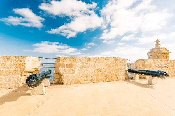 Canons van Saint Angelo Fort in Birgu, Malta — Stockfoto