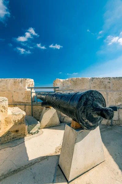 Oude canon in de kazerne van Fort Saint Angelo, Birgu, Malta — Stockfoto