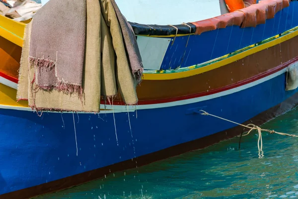 Hagyományos festett horgász csónak faluban Marsaxlokk, Málta — Stock Fotó