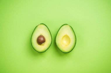 Avokado yarıyı da yaratıcı yiyecekler kavramı