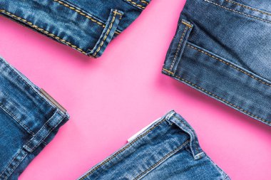 Kot pantolon düz pembe arka plan üzerinde yatıyordu