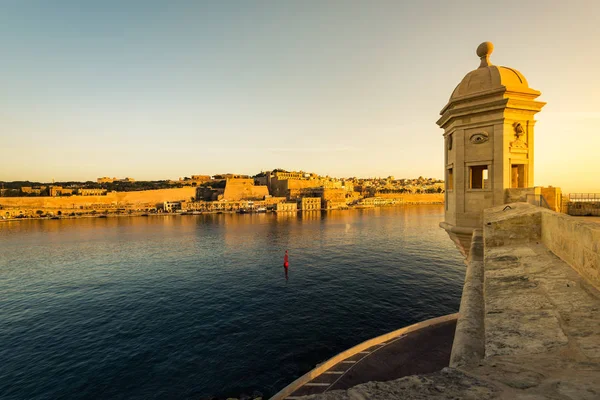 Soluppgång över Valletta, Malta sett från Senglea — Stockfoto