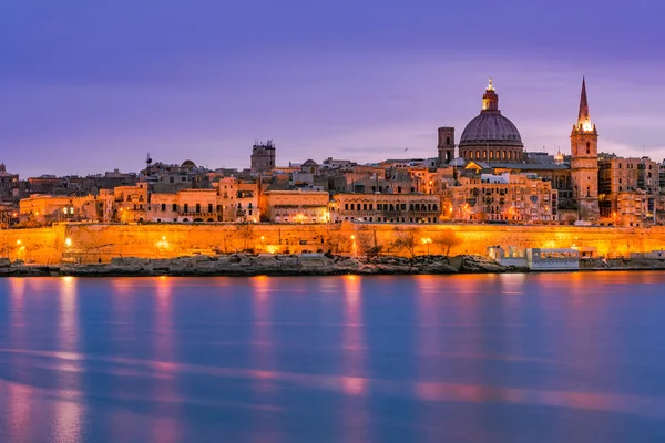 Valletta skyline vista noturna, Malta — Fotografia de Stock