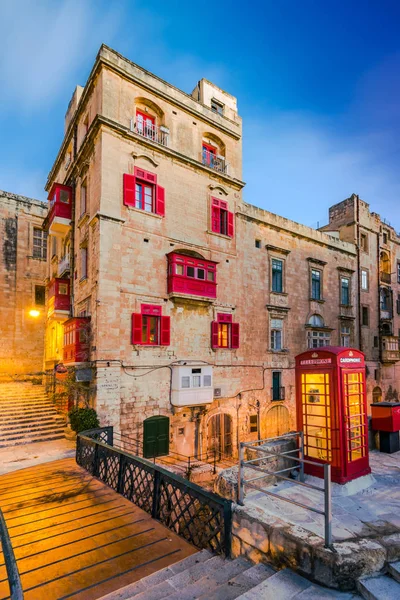 Κόκκινο Τηλεφωνικό Θάλαμο Στη Βαλέτα Μάλτα — Φωτογραφία Αρχείου