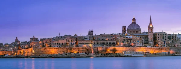 Panoramautsikt över stadssilhuetten av belysta Valletta på Malta — Stockfoto