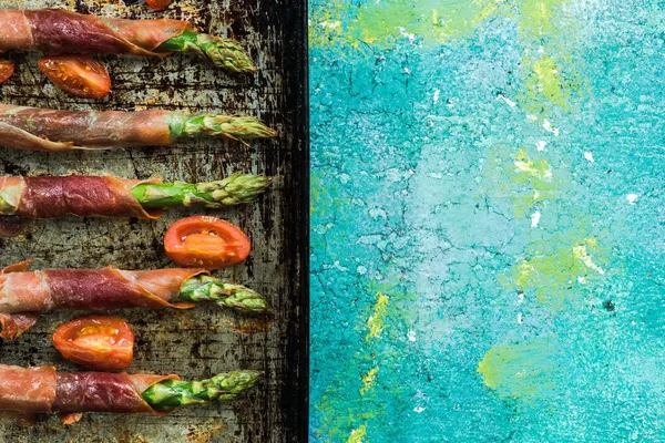 Farma čerstvý chřest zabalené v šunce prosciutto — Stock fotografie