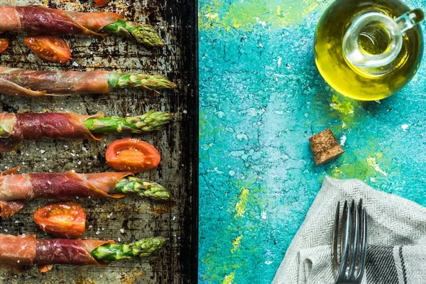 Sağlıklı Kahvaltı, kuşkonmaz prosciutto sarar — Stok fotoğraf