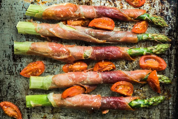 Presunto de prosciutto envolto em espargos — Fotografia de Stock