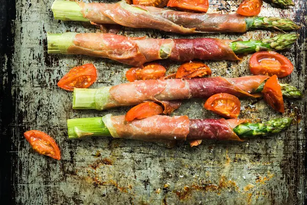 Gezonde brunch, asperges met prosciutto-ham — Stockfoto