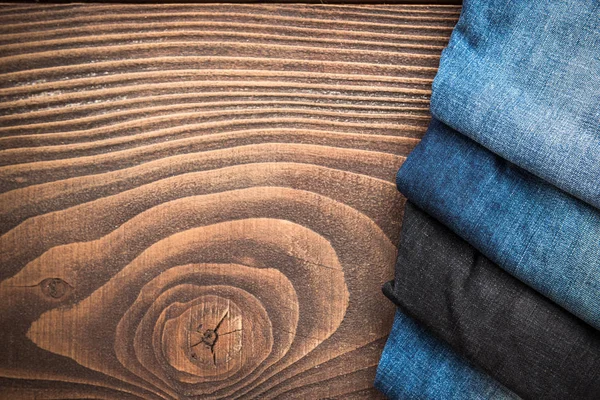 Jeans på träskiva med kopia utrymme — Stockfoto