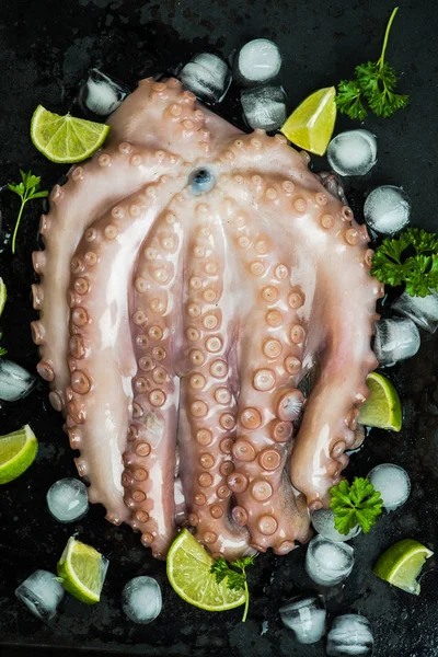 Целый сырой осьминог морепродукты — стоковое фото
