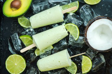 Avokado, kireç ve Hindistan cevizi sağlıklı trendy popsicles