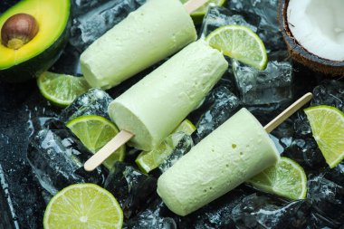 Avokado, kireç ve Hindistan cevizi sağlıklı trendy popsicles