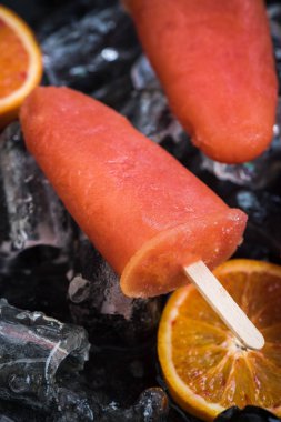 Portakal suyu dondurmayı buz üzerinde