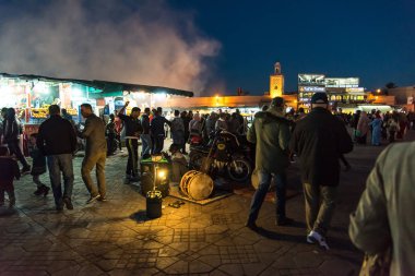 Marrakech, Fas - Ocak 2018: Fas Berberi fairytale hikayeler Jamaa el Fna Pazar geceleri meydanında.