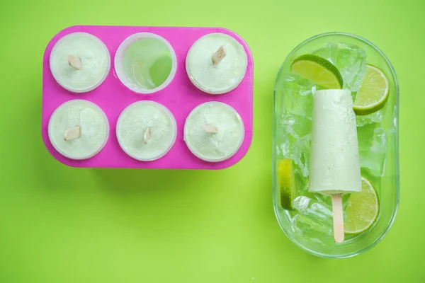 Avocado,coconut and lime popsicles — Stock Photo, Image