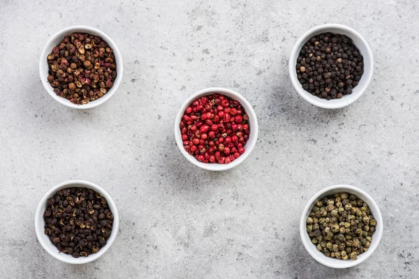 Vijf verschillende peper zaden in potten, — Stockfoto
