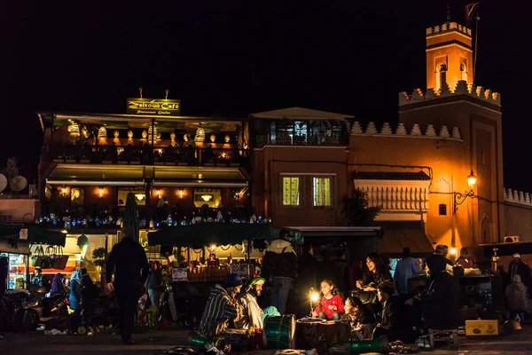 I berberi marocchini raccontano storie a lume di candela . — Foto Stock