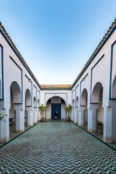 Mężczyzna w Bahia Palace, Marrakesz, Maroko — Zdjęcie stockowe