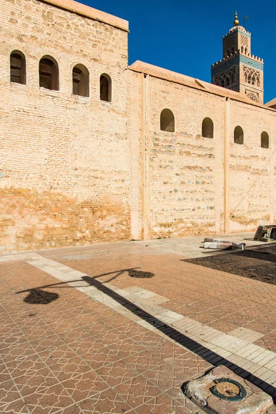 Koutoubia Mesquita em Marraquexe, Marrocos, no dia ensolarado — Fotografia de Stock