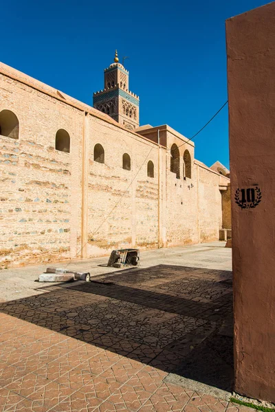 Koutoubia Mesquita em Marraquexe, Marrocos, no dia ensolarado — Fotografia de Stock
