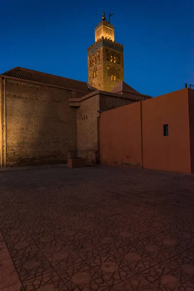 Osvětlené mešita Koutoubia, Marrákeš, Maroko. — Stock fotografie