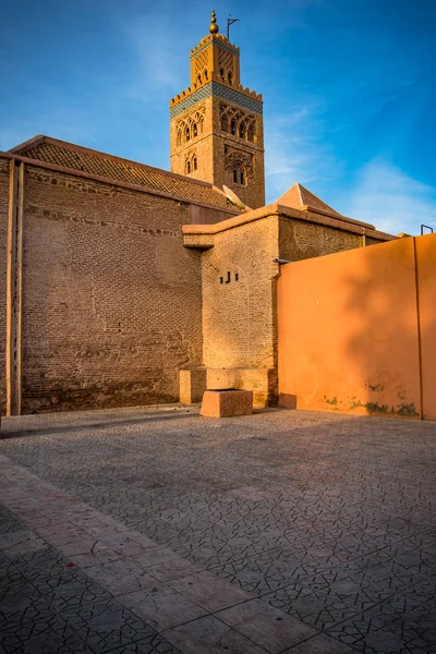 Luz do sol quente na mesquita de Koutoubia, Marraquexe, Marrocos — Fotografia de Stock