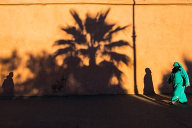 Müslüman kadının geçmiş duvar gölgeler tam tarafından