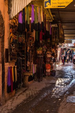 Eski Medina Caddesi'nde renkli mal