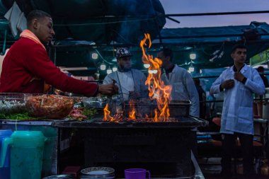 Açık ateş gril Fas üzerinden yemek Şef