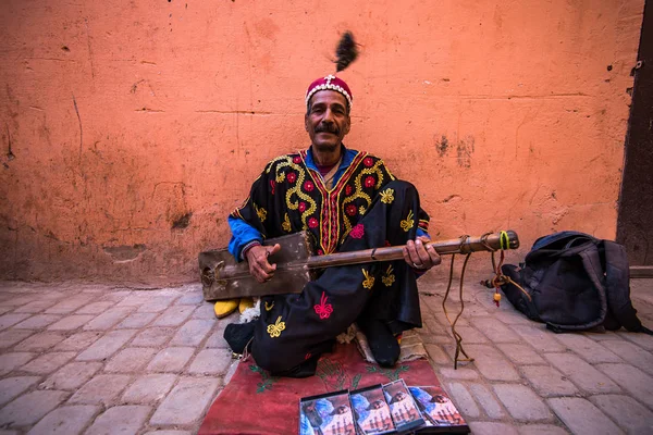 Tstreet музиканта у традиційному одязі на вулиці — стокове фото