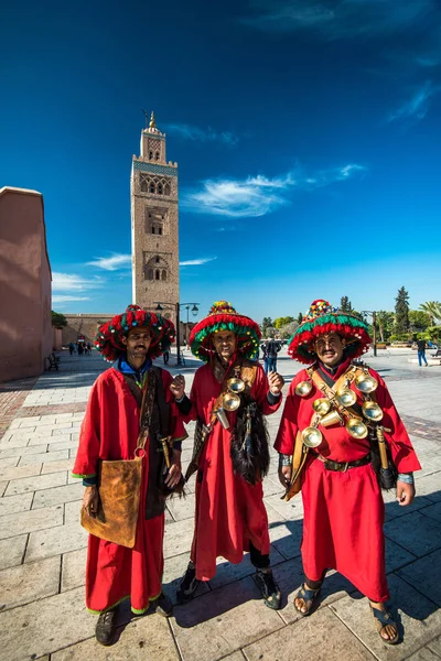 Groep van Noord-Afrikaanse mannen in traditionele Marokkaanse kleding — Stockfoto