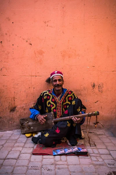 Músico TStreet em roupas tradicionais na rua — Fotografia de Stock