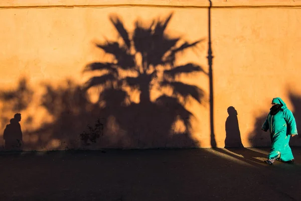 Femme musulmane passé par le mur plein d'ombres — Photo
