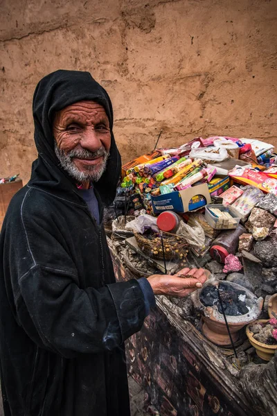 Старий чоловік продає пахощі на вулиця stall — стокове фото