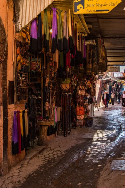 Mercancía colorida en la antigua calle Medina — Foto de Stock