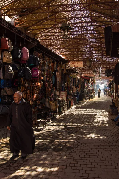 Locales y turistas caminando en la calle estrecha de Marrakech —  Fotos de Stock