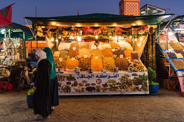 Banco con frutta fresca e secca in Marocco — Foto Stock