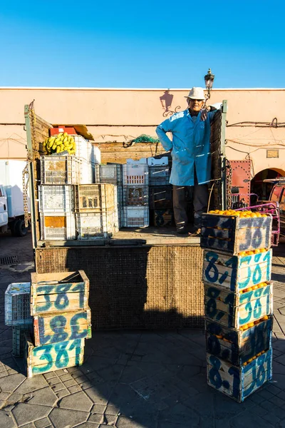 Άνθρωπος που πωλούν φρέσκα φρούτα στην τοπική αγορά — Φωτογραφία Αρχείου